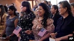 Доля жителей США, рожденных за пределами страны, достигла самого высокого уровня за столетие0