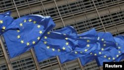 Флаги ЕС у здания штаб-квартиры блока в Брюсселе (архивное фото)