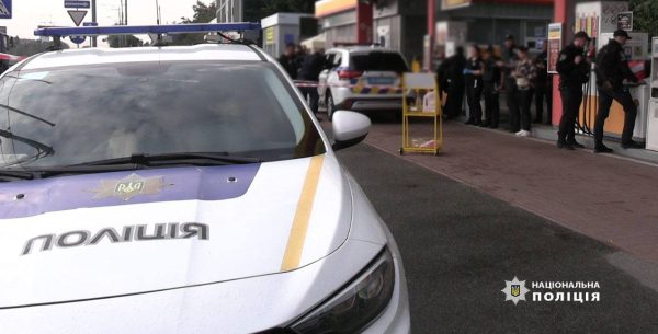 В Киеве мужчина с ружьем застрелил человека на заправке, преступник уже задержан1