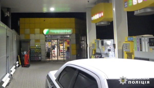 В Киеве ночью двое парней избили работника АЗС, потому что не смогли купить алкоголь1