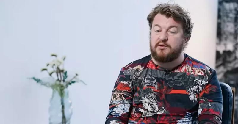 Дизайнер Алексей Залевский, которому диагностировали некроз костей, перенес операцию