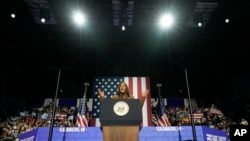 Харрис и Трамп пытаются склонить на свою сторону неопределившихся избирателей1