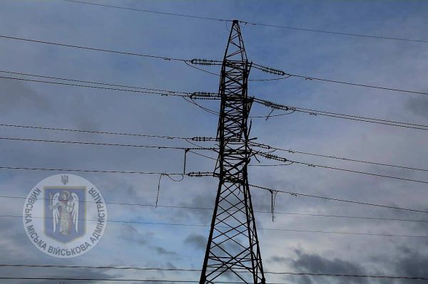 КГВА показала последствия падения обломков в Подольском районе Киева8