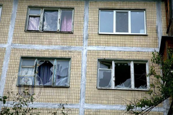 КГВА показала последствия падения обломков в Подольском районе Киева5