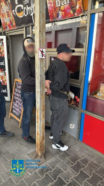 Правоохранители задержали адвокатов, которые устраивали мужчин на госпредприятие ради бронирования1