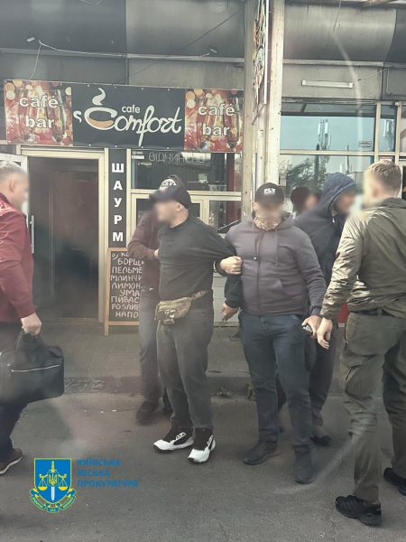 Правоохранители задержали адвокатов, которые устраивали мужчин на госпредприятие ради бронирования2