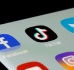 Правозащитники: TikTok и Facebook распространяют рекламу с дезинформацией о выборах в США