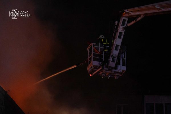 В центре Киева вспыхнул масштабный пожар2