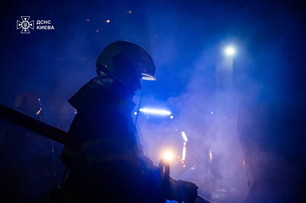 В центре Киева вспыхнул масштабный пожар6