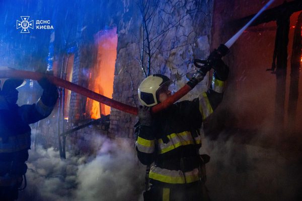 В центре Киева вспыхнул масштабный пожар4