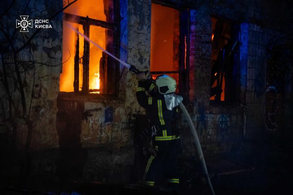 В центре Киева вспыхнул масштабный пожар3