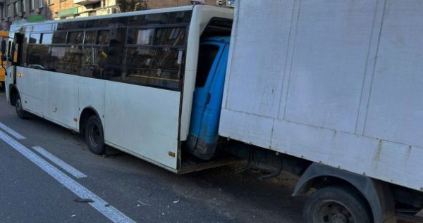 В Киеве грузовик врезался в маршрутку с пассажирами, есть пострадавшие