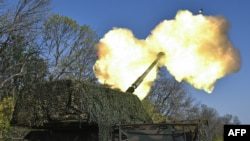 Украинские артиллеристы ведут огонь по позициям противника в Донецкой области. Осень 2024 г.