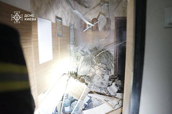Массированная атака на Киев: обломки упали на многоэтажку и возле супермаркета3