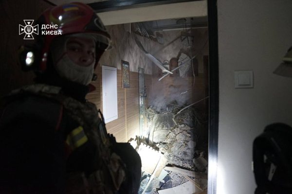 Массированная атака на Киев: обломки упали на многоэтажку и возле супермаркета1