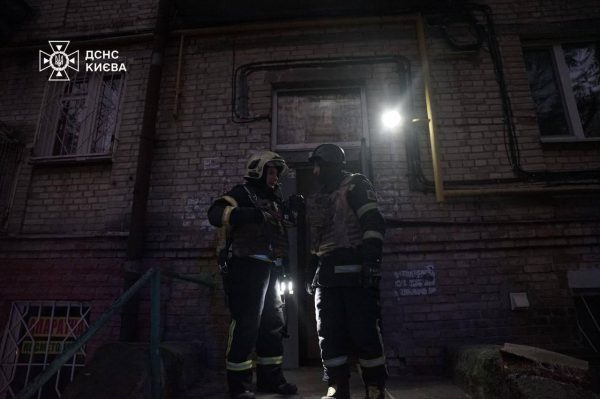 Массированная атака на Киев: обломки упали на многоэтажку и возле супермаркета4