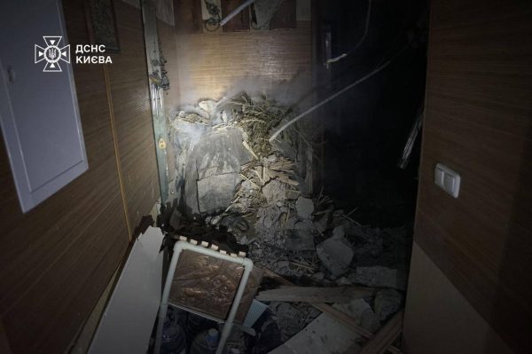 Массированная атака на Киев: обломки упали на многоэтажку и возле супермаркета2