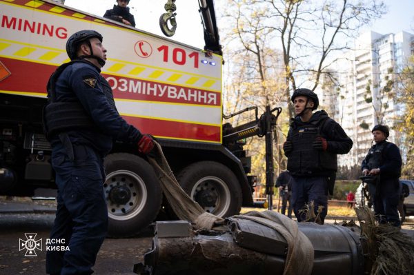 Спасатели изъяли из многоэтажки в Киеве часть российской ракеты5