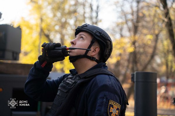 Спасатели изъяли из многоэтажки в Киеве часть российской ракеты4