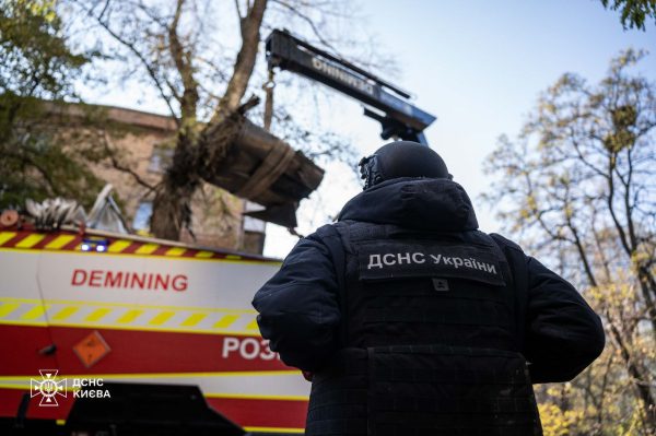 Спасатели изъяли из многоэтажки в Киеве часть российской ракеты6