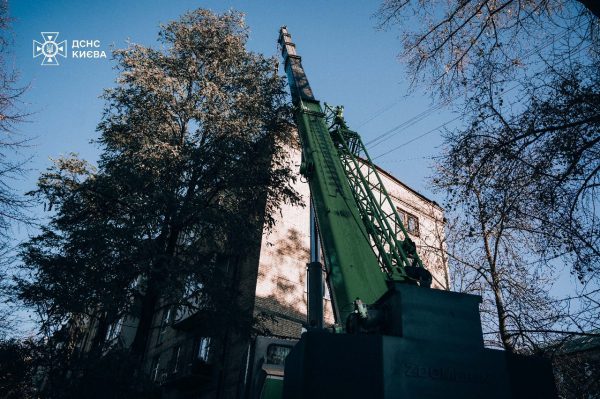 Спасатели изъяли из многоэтажки в Киеве часть российской ракеты3