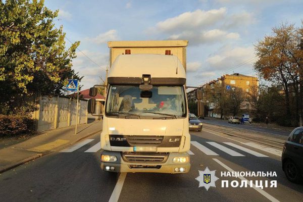 В Киеве грузовик насмерть сбил женщину на пешеходном переходе2