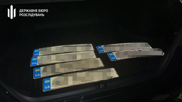 В Киеве правоохранитель за 10 тысяч долларов помогал мужчинам попасть в Венгрию2
