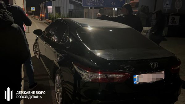 В Киеве правоохранитель за 10 тысяч долларов помогал мужчинам попасть в Венгрию1