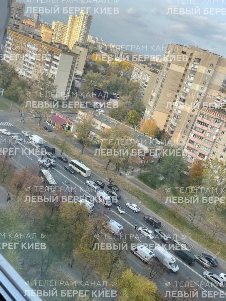 В Киеве произошло ДТП с участием маршрутки и нескольких автомобилей5