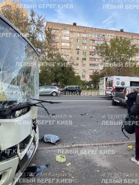 В Киеве произошло ДТП с участием маршрутки и нескольких автомобилей1