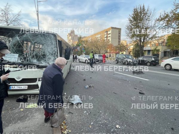 В Киеве произошло ДТП с участием маршрутки и нескольких автомобилей4