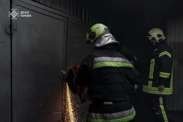 В Киеве вспыхнул пожар на складе6