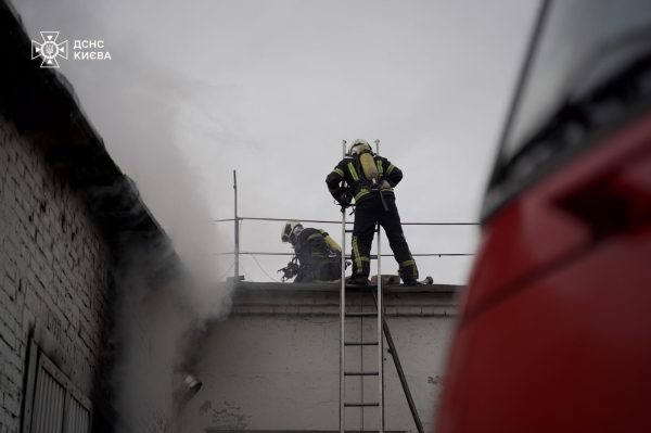 В Киеве вспыхнул пожар на складе1