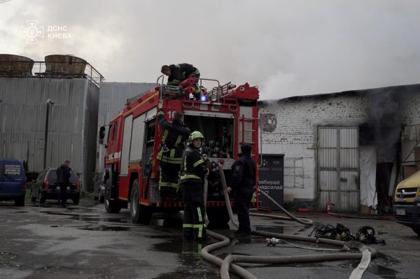 В Киеве вспыхнул пожар на складе5