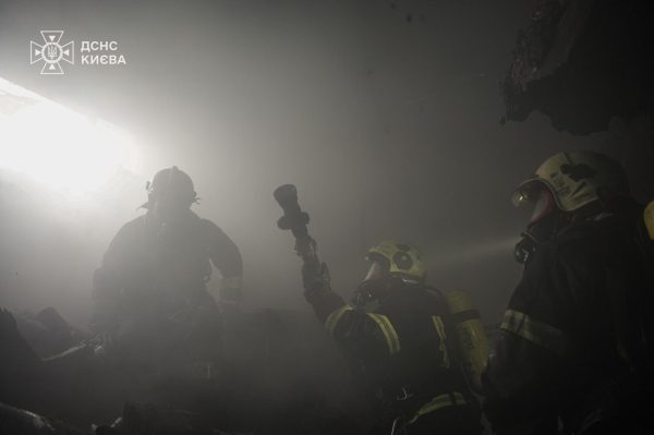 В Киеве вспыхнул пожар на складе4