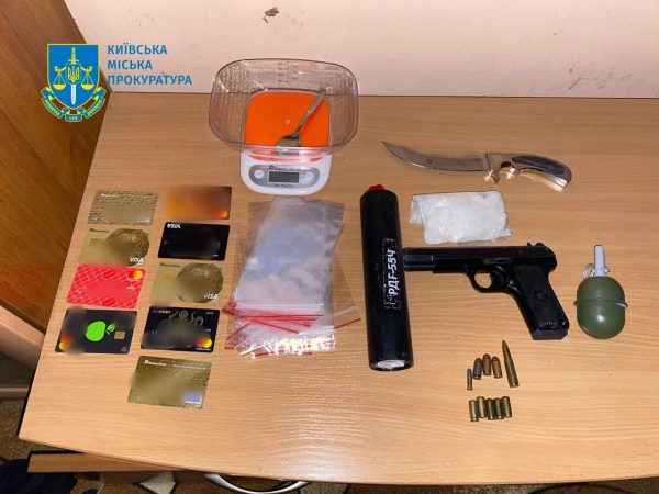 В Киеве задержали наркокурьера, носившего военную форму5