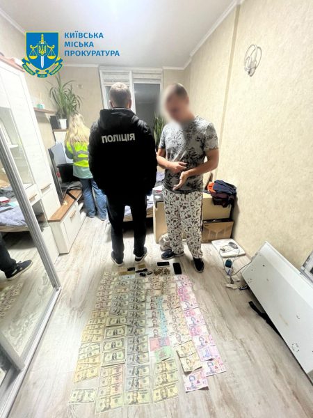 В Киеве задержали наркокурьера, носившего военную форму3