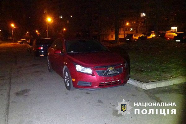 В Киеве двое мужчин повредили семь авто 