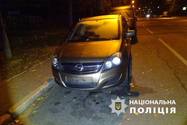 В Киеве двое мужчин повредили семь авто 