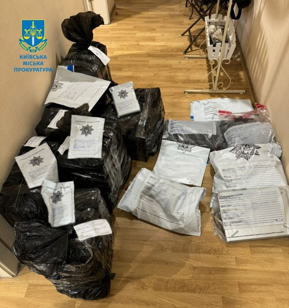 В Киеве разоблачили нотариуса и его помощников, подделавших 2000 официальных документов3