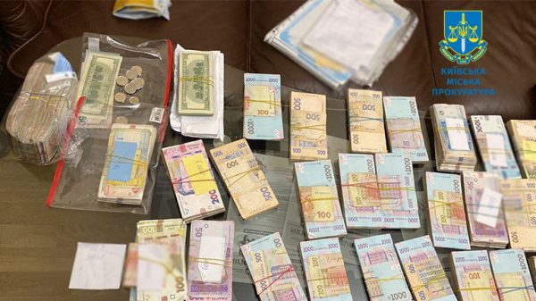 В Киеве разоблачили нотариуса и его помощников, подделавших 2000 официальных документов2