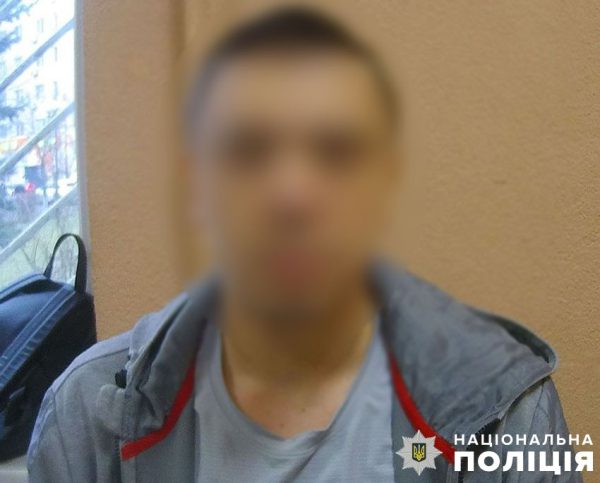 Бросился с ножом на следователя: в Киеве мужчина едва не убил работника ГБР1