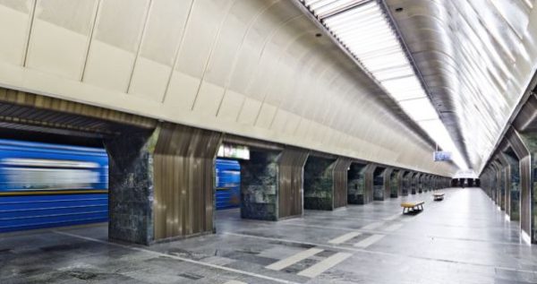 На одной из станций столичного метро человек упал на пути0