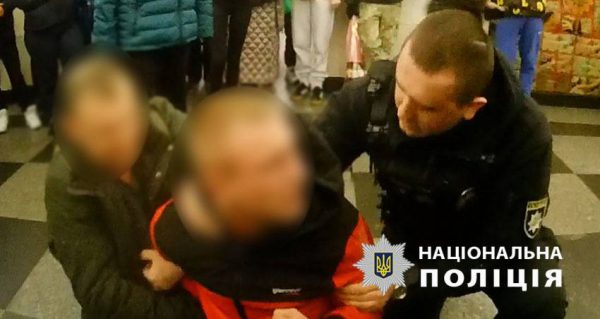 На станции Крещатик мужчина наставил оружие на правоохранителей2