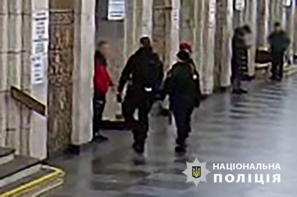 На станции Крещатик мужчина наставил оружие на правоохранителей1