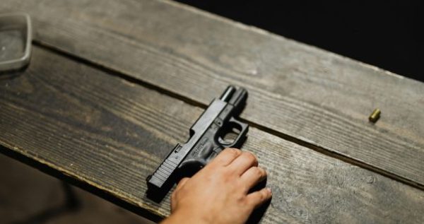 На станции Крещатик мужчина наставил оружие на правоохранителей0