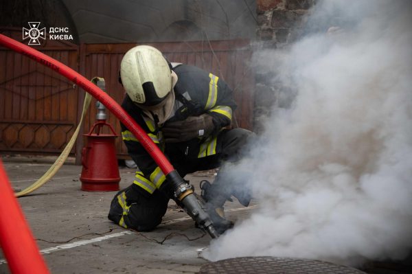 Пожар в центре Киева: загорелся подземный кабельный коллектор2