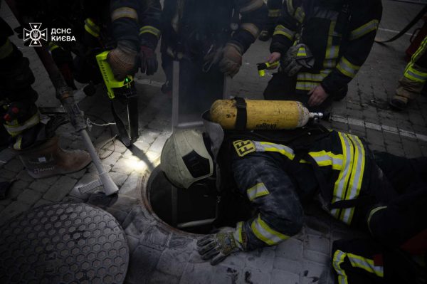 Пожар в центре Киева: загорелся подземный кабельный коллектор3