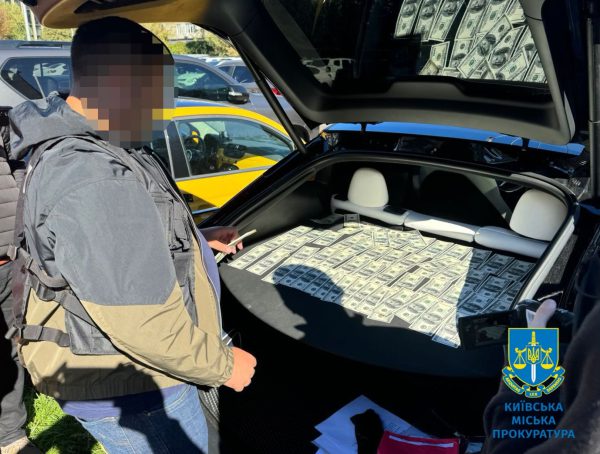 Преподавателя столичного университета будут судить за взятку в $10 тысяч2