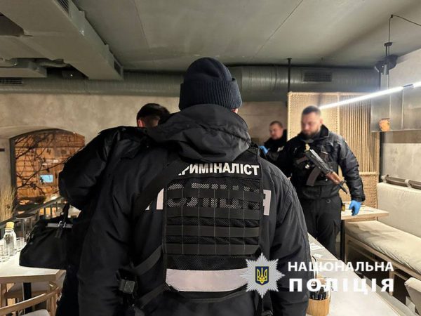 В центре Киева мужчина устроил стрельбу в кафе: его разыскивает полиция1